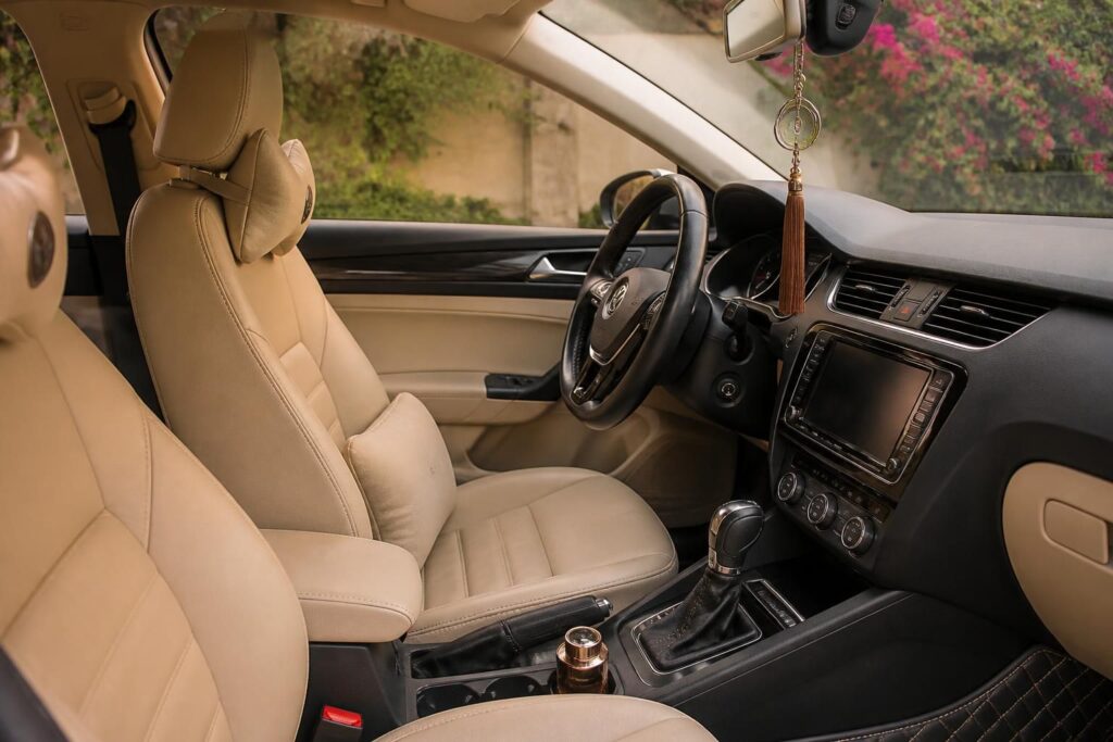 découvrez des astuces pratiques pour personnaliser l'intérieur de votre voiture et créer un habitacle unique à votre image.